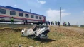 Muş'ta Posta Treni ile Otomobil Çarpıştı Behçet Ardil Yaralandı!