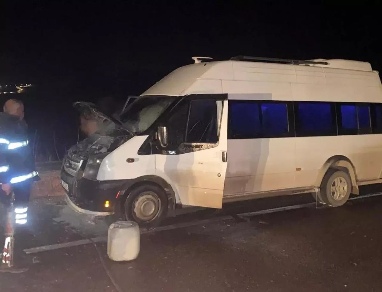 Adıyaman'ın Besni İlçesinde Tahir Koşar'a Ait Olan Seyir Halindeki Minibüs Alev Aldı!