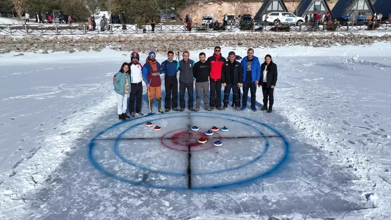 Erzincan'da Buzda Curling Keyfi