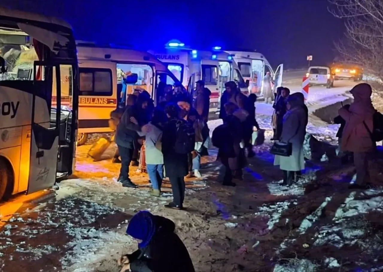Gümüşhane'de Cemil Bektaş'ın idaresindeki otobüs kazasında 11 kişi yaralandı!
