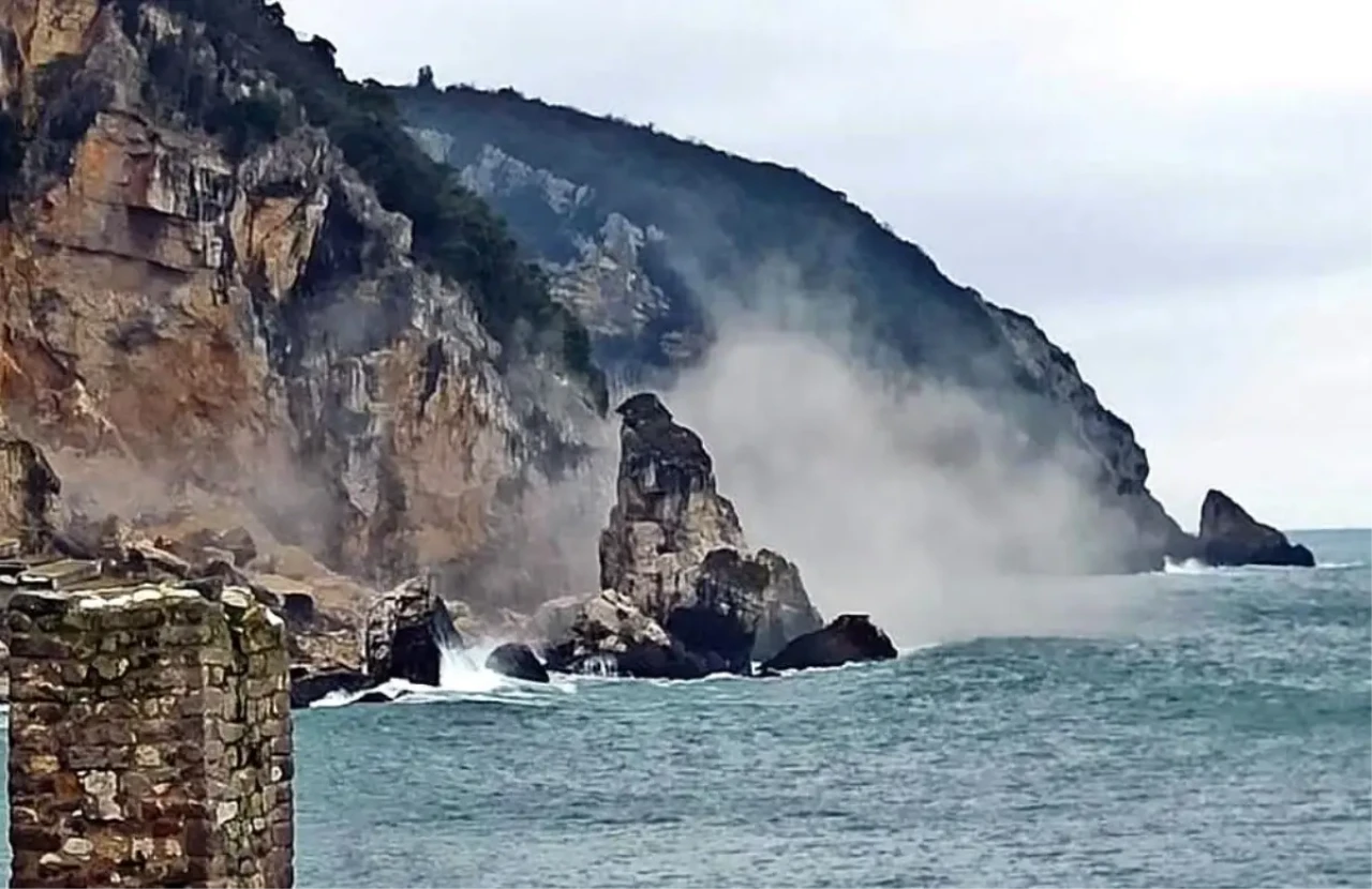 Amasra'da Heyelan Felaketi: Kayalar Deniz Kıyısına Savruldu!