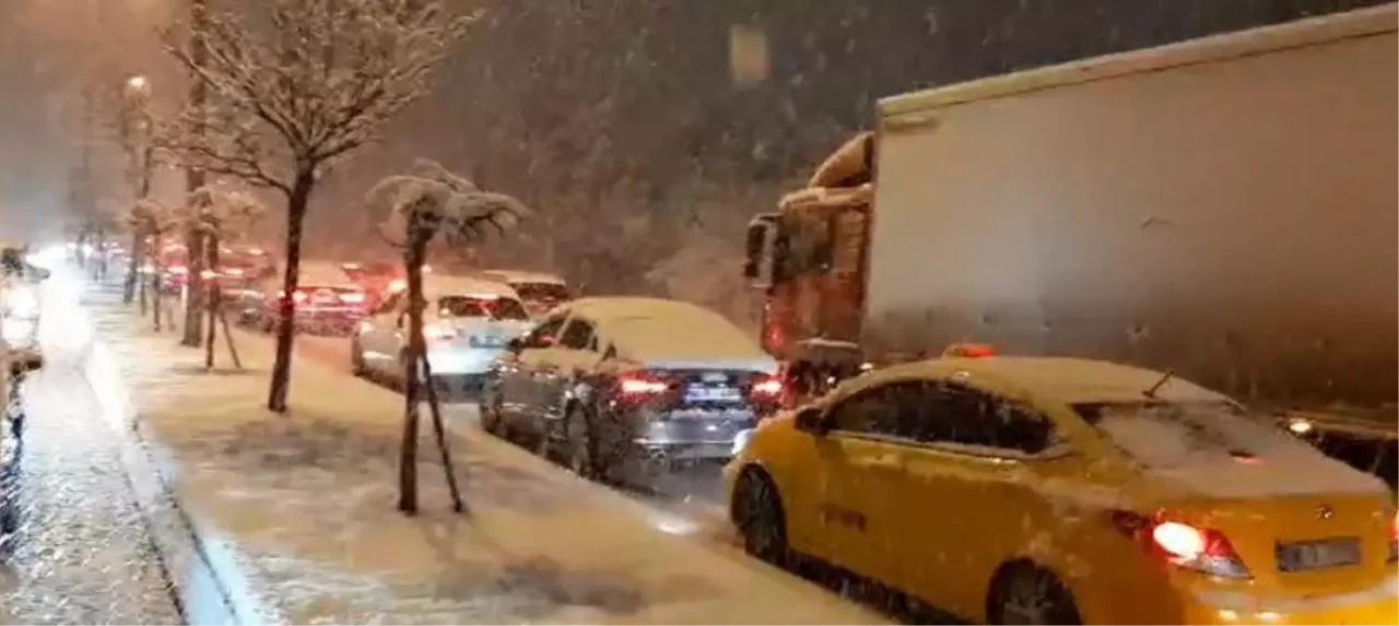 Başkent Ankara'da Kar Yağışı Nedeniyle Trafik Kilitlendi!