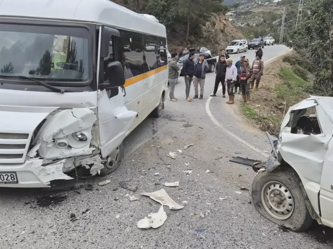 Antalya'da Öğrenci Servisi Feci Şekilde Kamyonetle Çarpıştı!