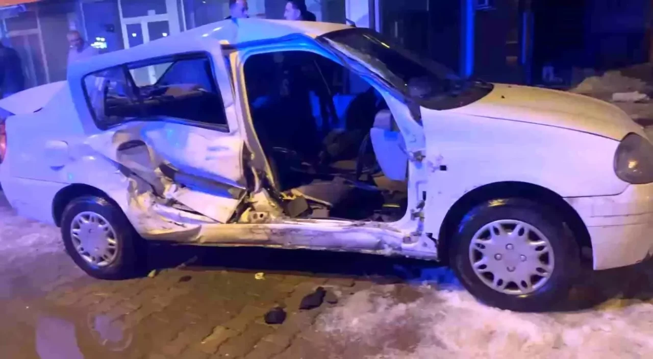 Bartın'da Ambulans ile Otomobil Kaza Yaptı, Yaralılar Var!