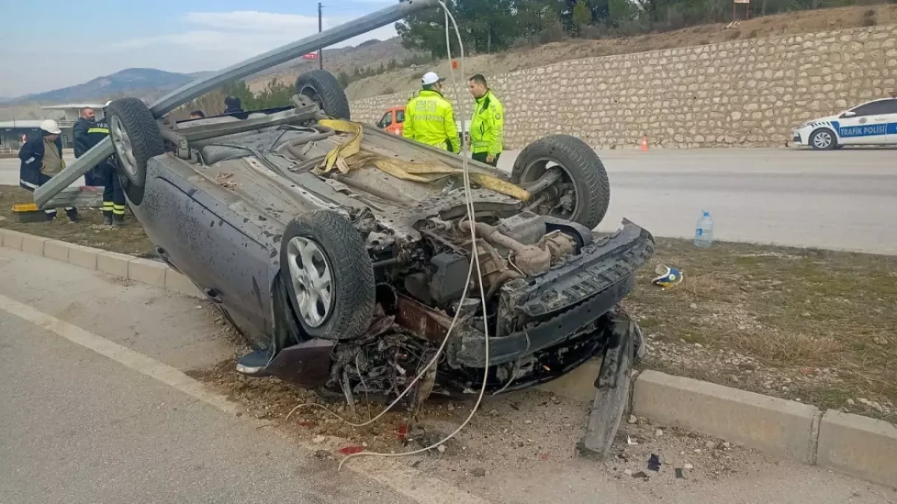 Çorum'da Kaza: Aydınlatma Direğine Çarpan Hamit Çolak Takla Attı!