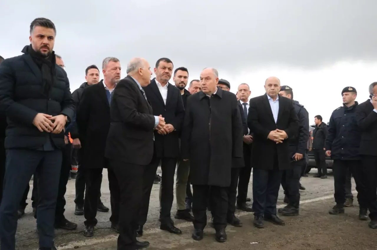 Denizli'de Üzücü Kaza: 2 Kişi Hayatını Kaybetti, 26 Kişi Yaralandı!