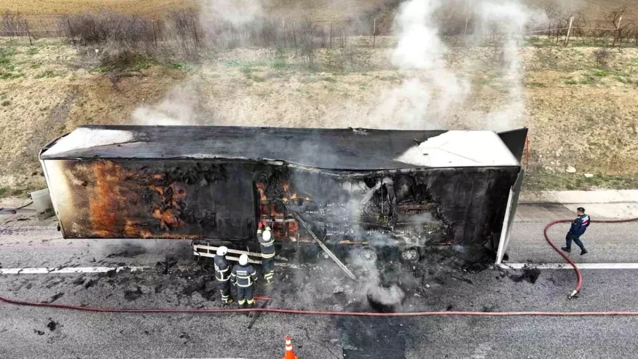 Edirne'de Limon Dolu Tır Alev Aldı ve Büyük Bir Yangına Sebep Oldu!