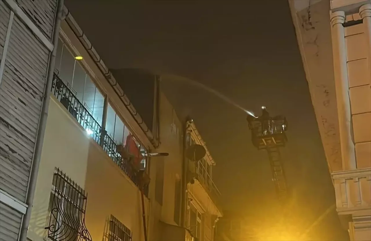 Fatih'te Bir Apartmanın Çatı Katında Çıkan Yangın Korkuttu!