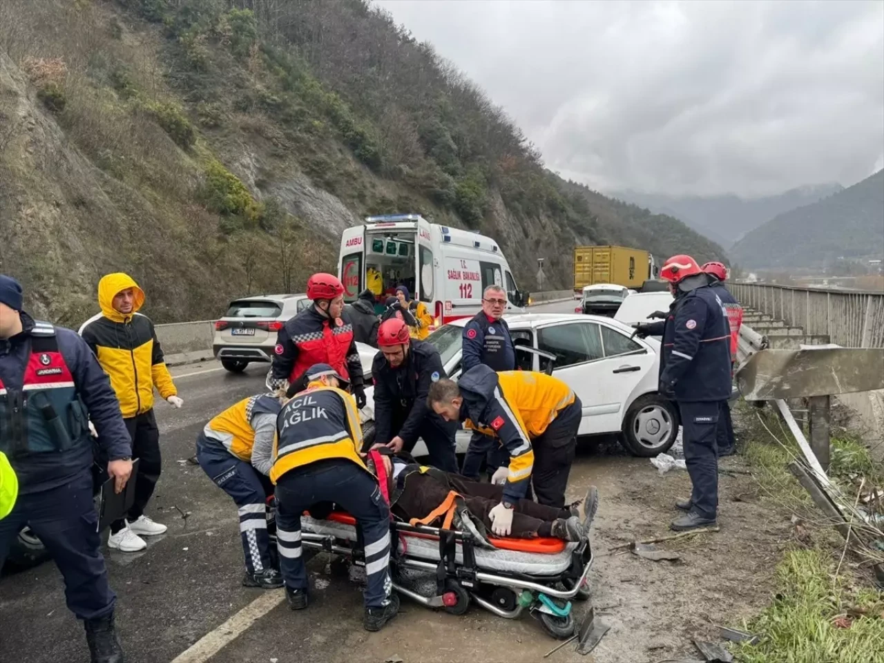 Geyve'de Meydana Gelen Feci Trafik Kazası: 2 Kişi Yaralandı!