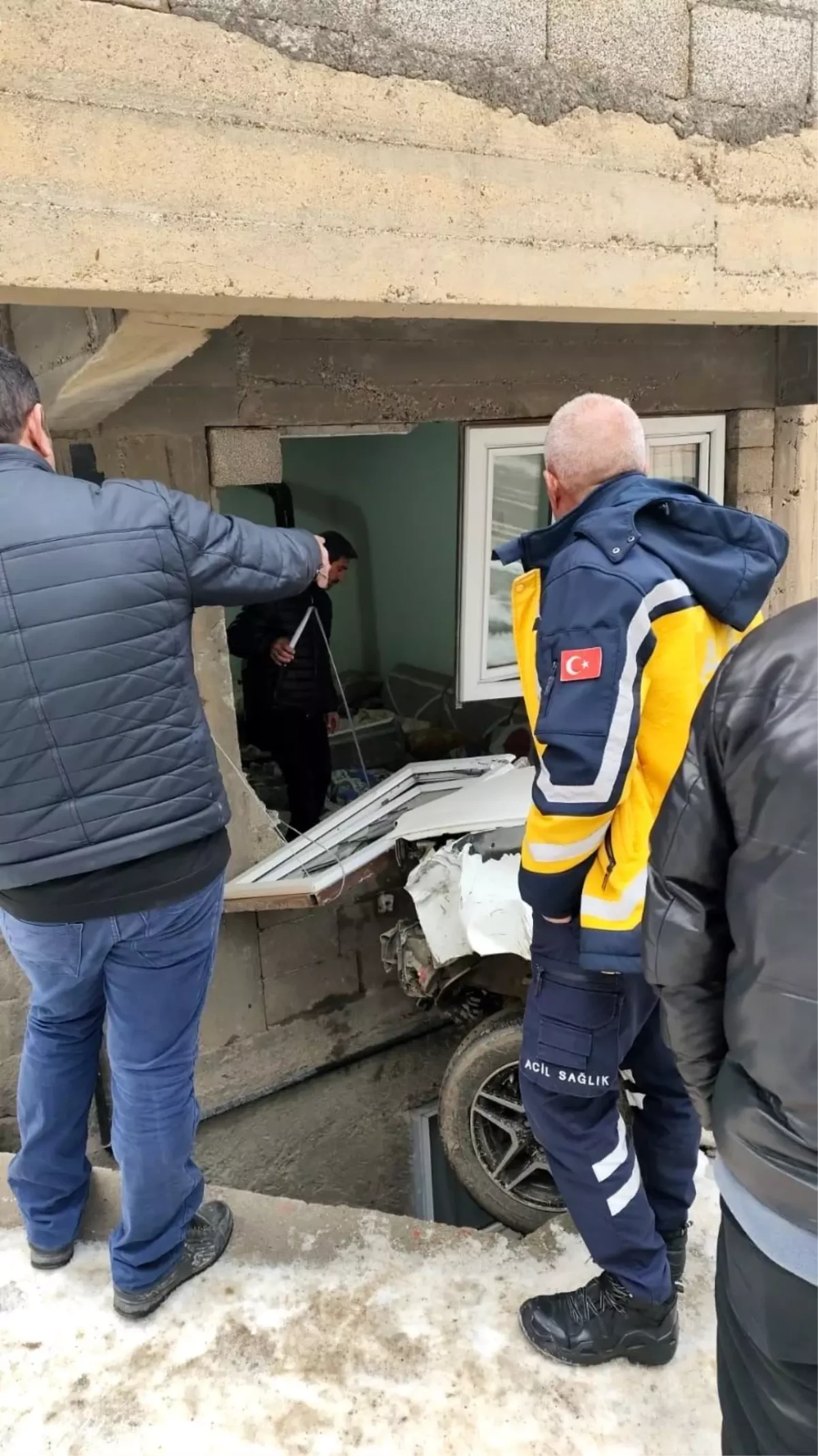 Hakkari'de Park Halindeki Araç, Ev Duvarına Çarptı ve Yıkıldı!