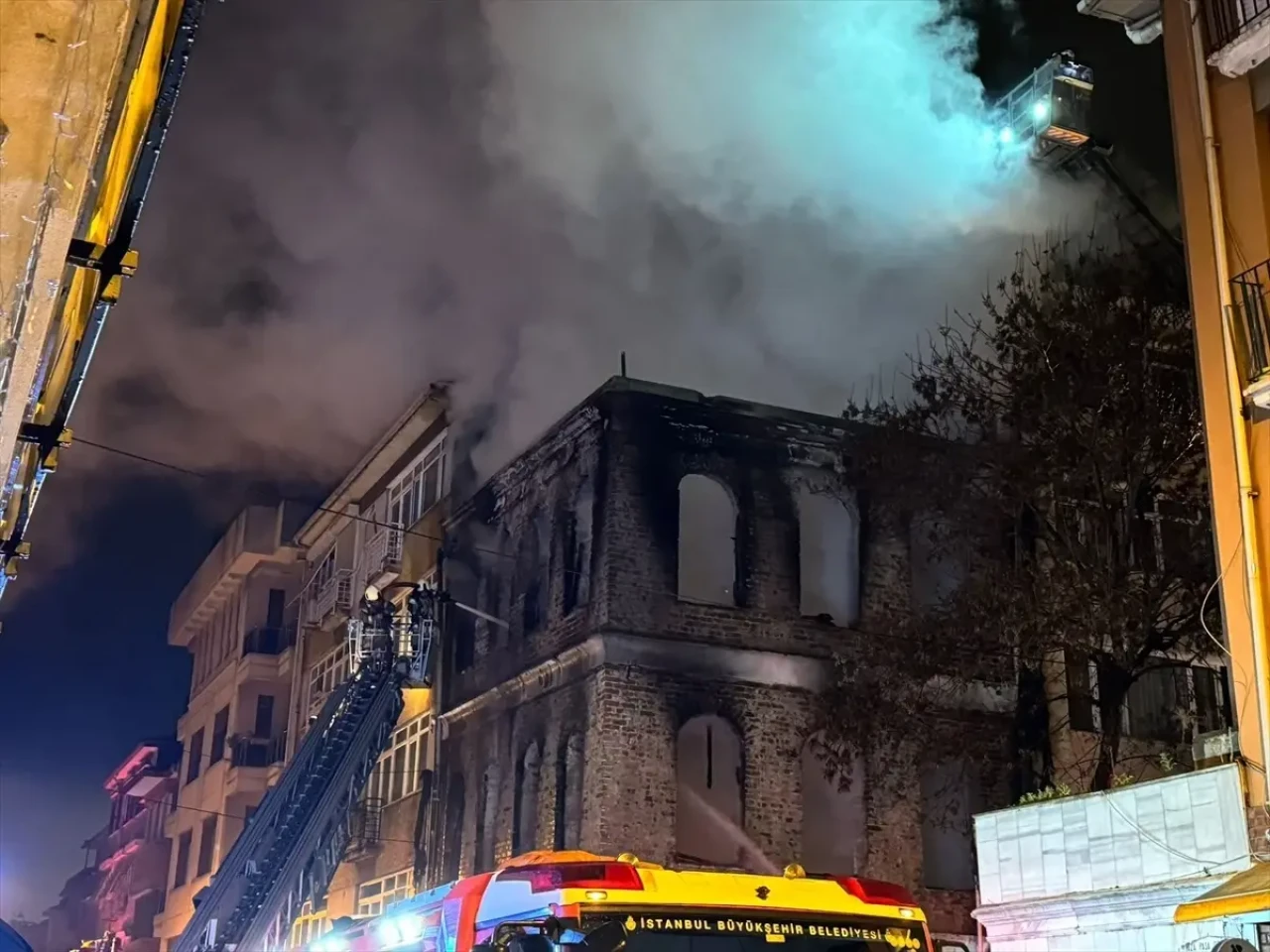 Kadıköy'de Tarihi Eski Bir Binada Çıkan Yangında Maalesef 1 Kişi Öldü!