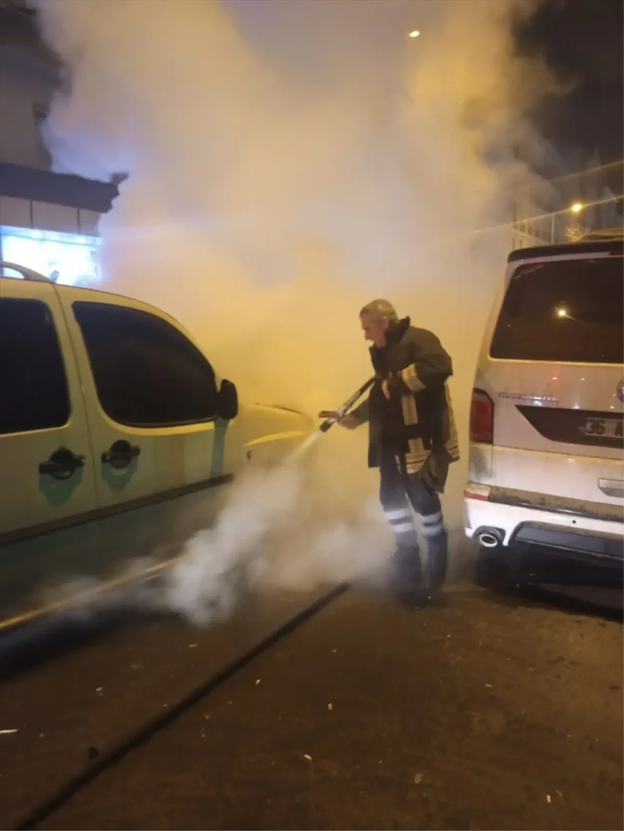 Kars'ta Bir Araç Yanmaya Başladı, İtfaiye Anında Müdahale Etti!