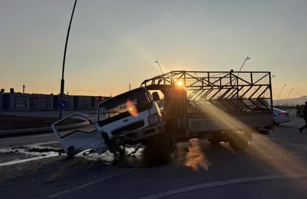 Kayseri'de Kamyonet ile Otomobil Felaket Bir Şekilde Çarpıştı!