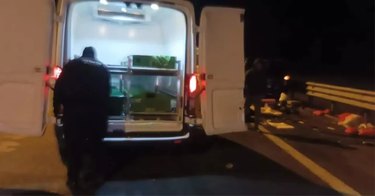 Minibüs Lastik Değiştirmek İsterken Kaza: 2 Ölü, 7 Yaralı!