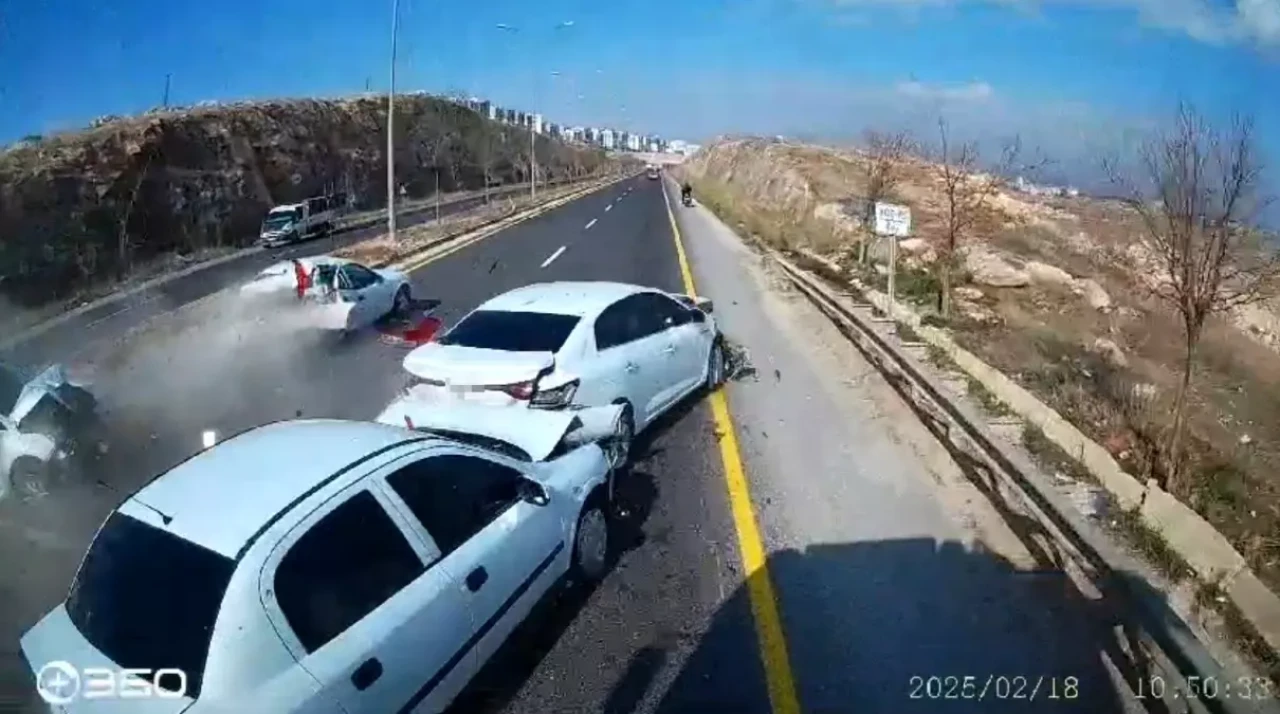 Şanlıurfa'da Feci Şekilde Zincirleme Kaza: 5 Araç Birbirine Girdi!
