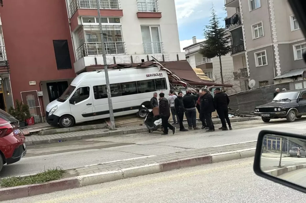 Tokat'ta Park Halindeki Minibüs Feci Şekilde İş Yerine Girdi!