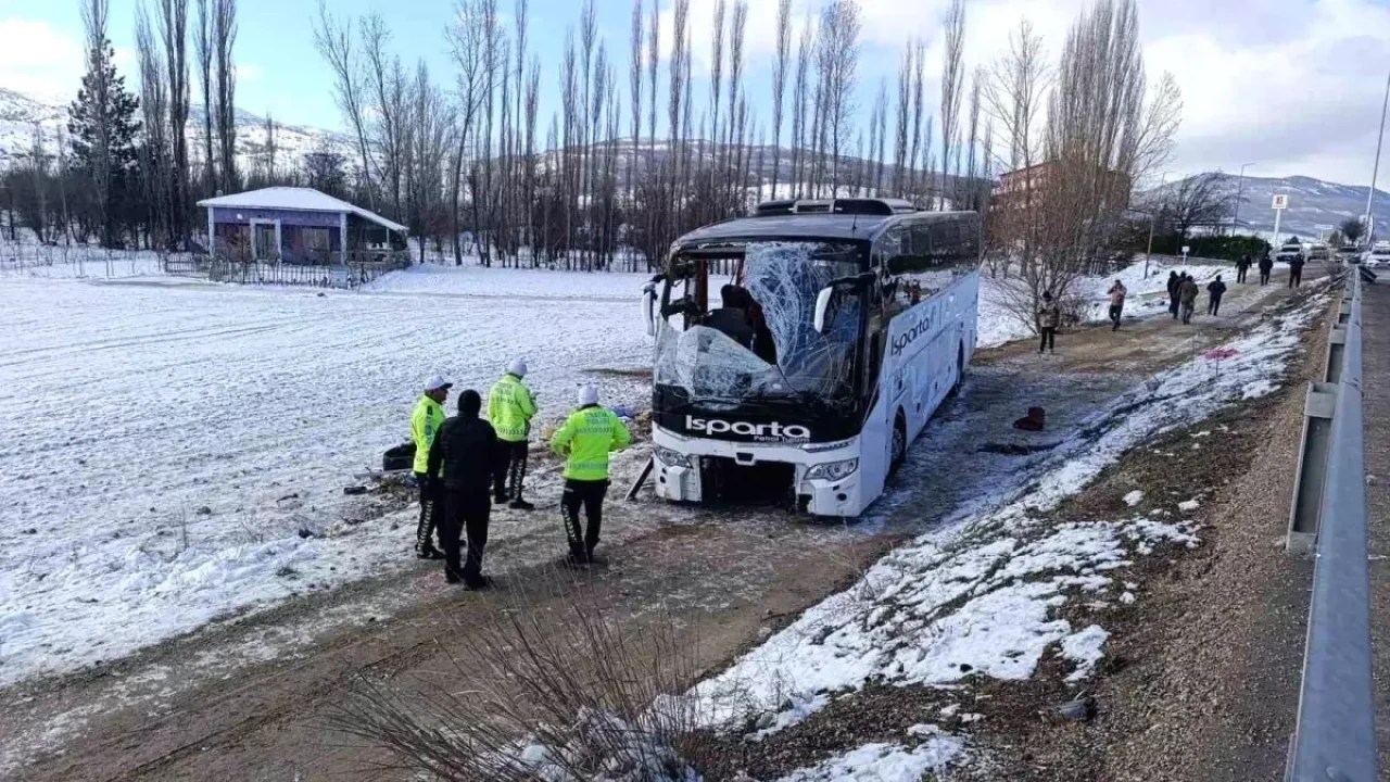 Afyon'da Otobüs Kazası: S.K. Öldü, 25 Kişi Yaralandı!