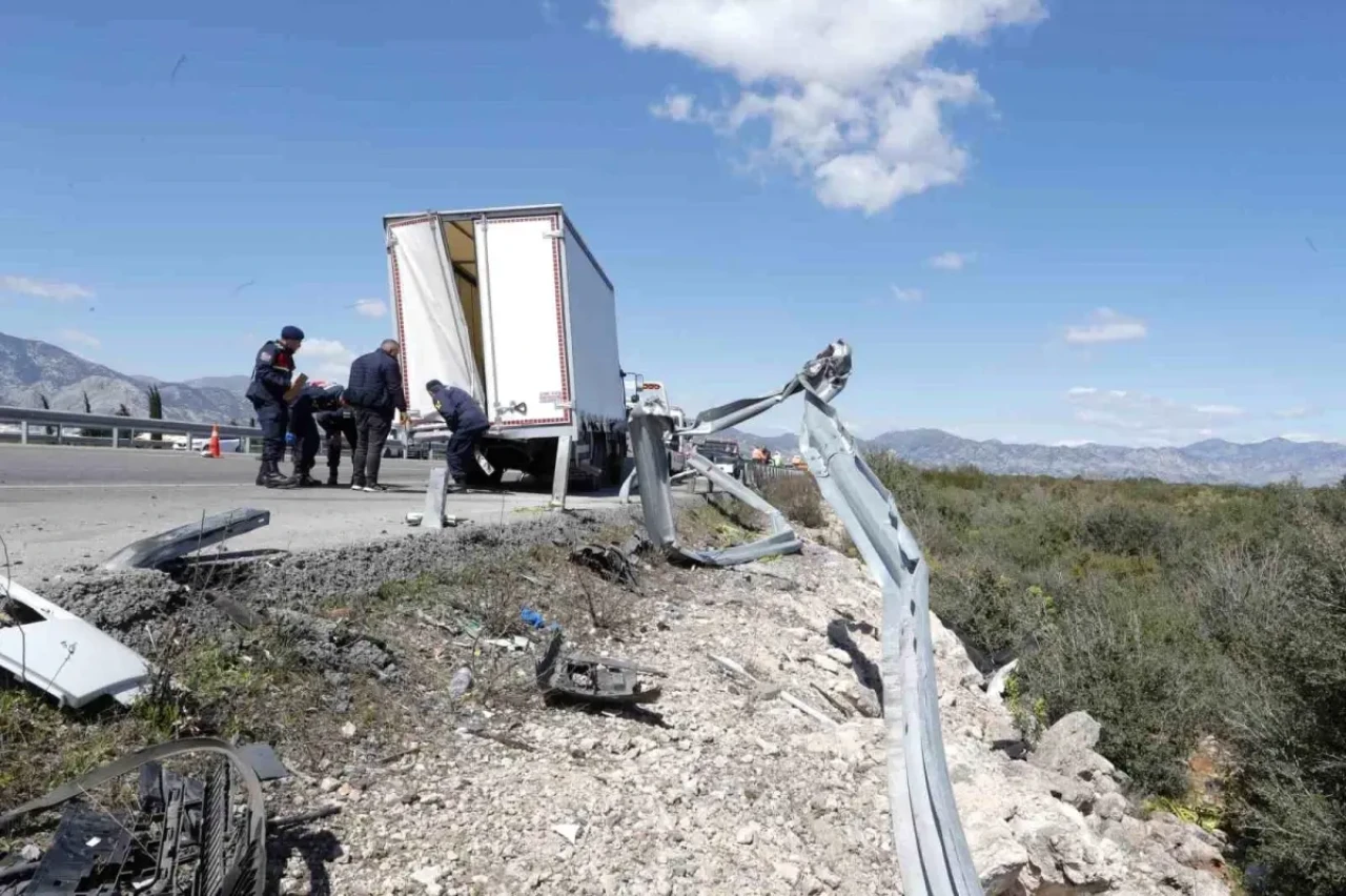 Antalya'da Otomobil Felaket Kaza Yaptı: Orçun Ergün Öldü, 2 Yaralı!