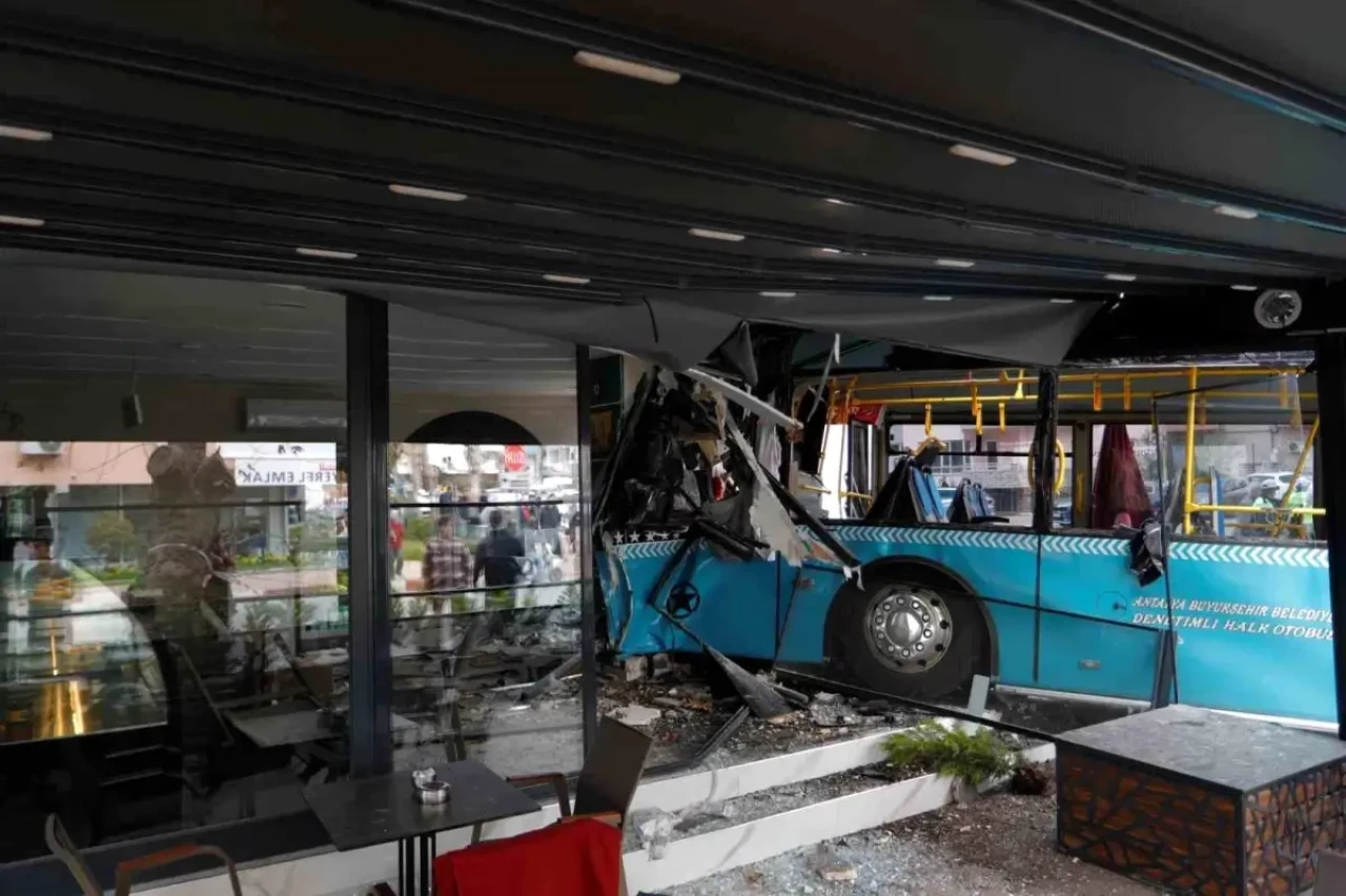 Antalya'da Halk Otobüsü Şöförü Fenalaşmasıyla Kafeteryaya Daldı!