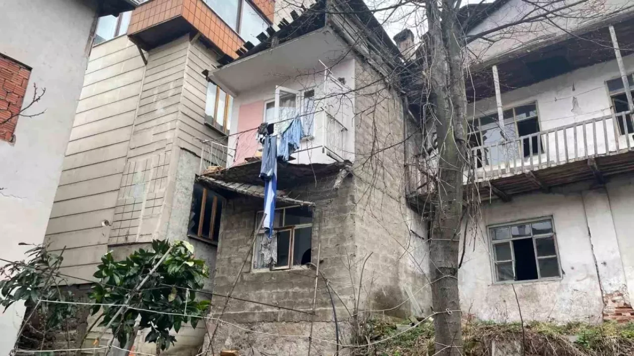 Artvin'de Balkon Çöktü, Kadın 4 Metreden Düşerek Yaralandı!