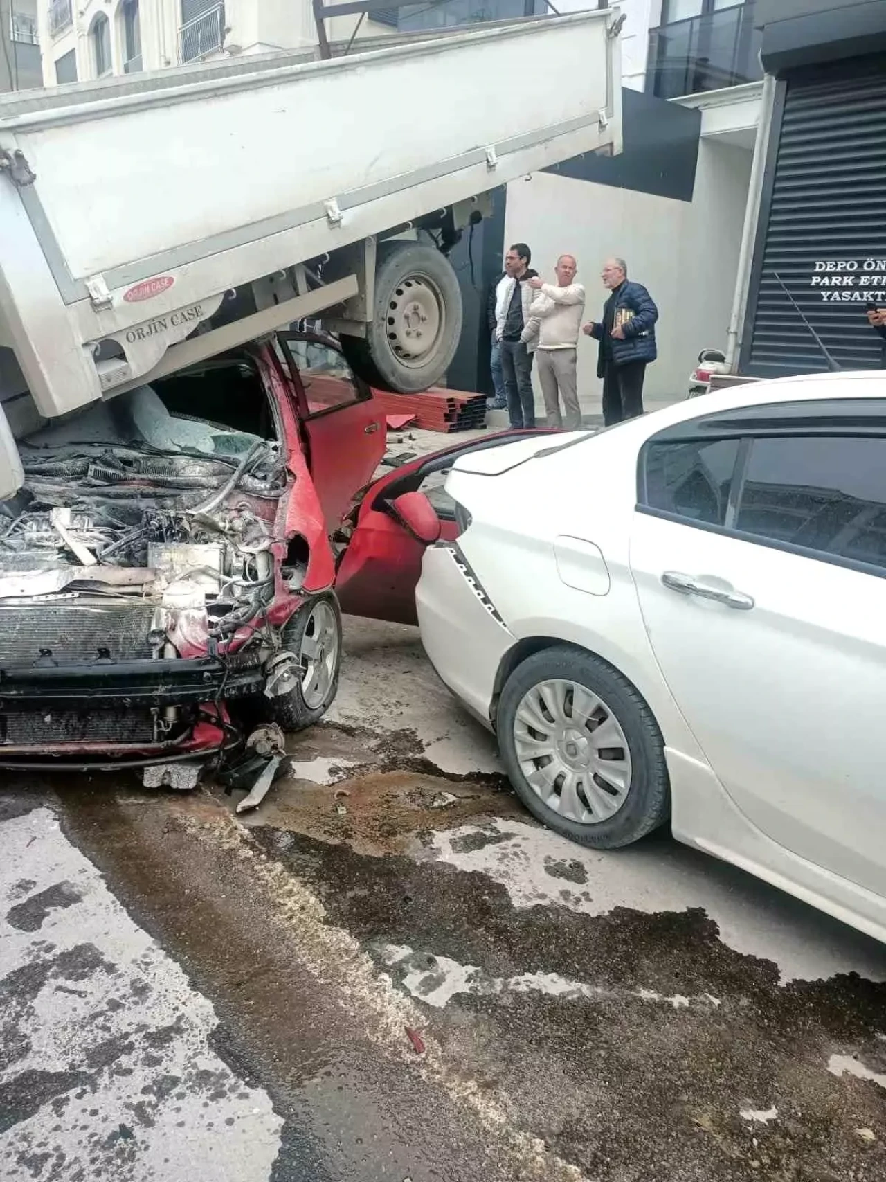 Balıkesir Karasi'de Trafik Kazası: 3 Kişi Yaralandı!