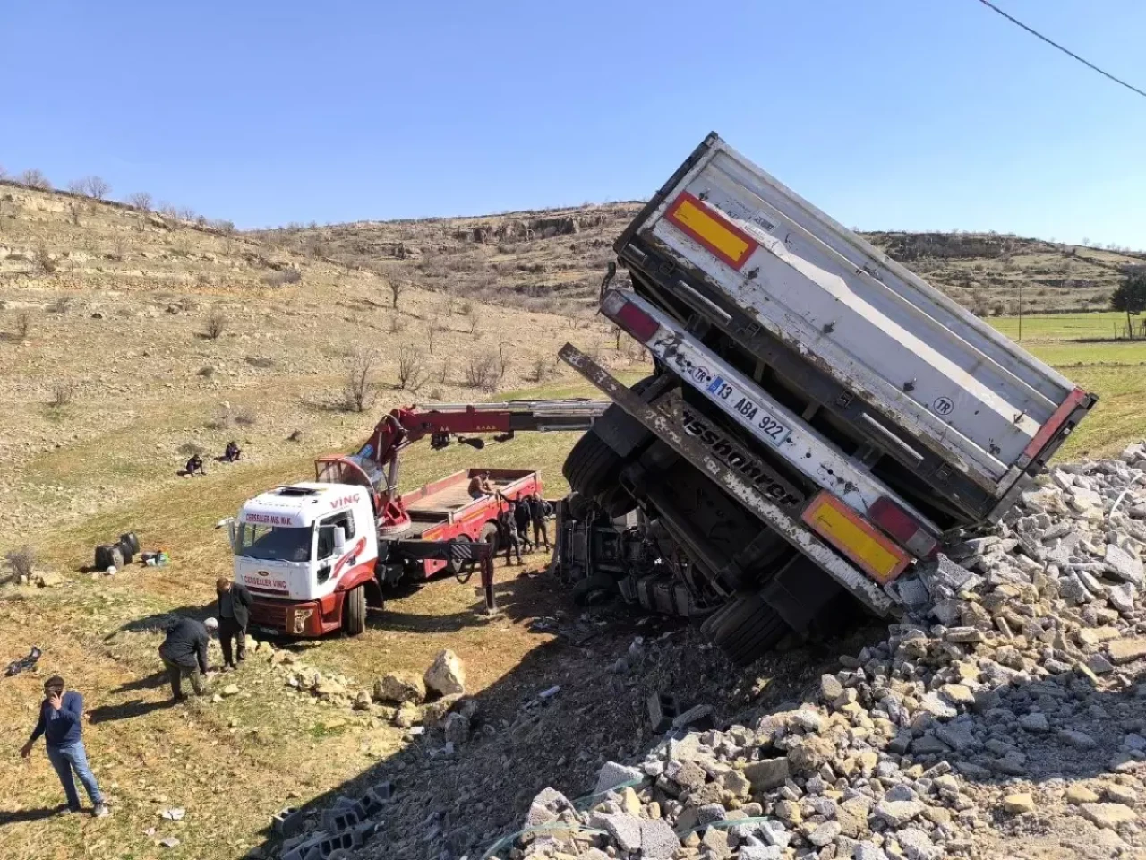 Batman'da Tır Şarampole Yuvarlandı: 1 Kişi Yaralandı!