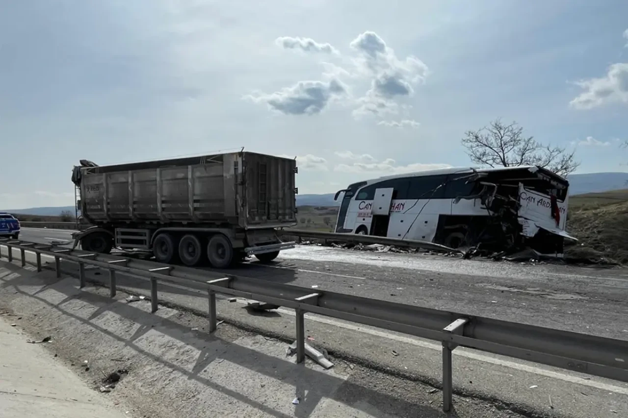 Tır yolcu otobüsüne arkadan çarptı! Şoför kabini dorseden ayrıldı