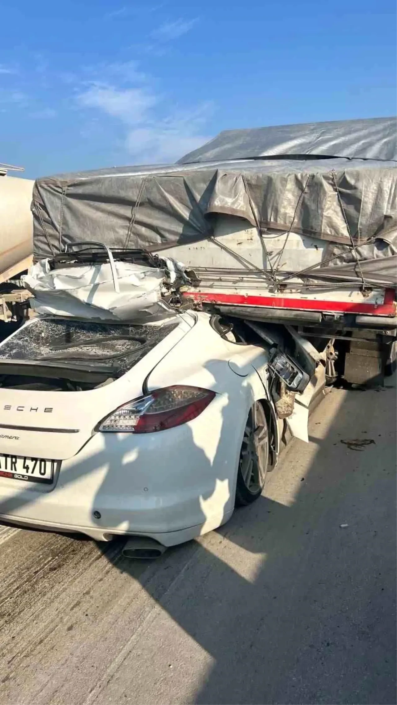 Bursa'da Feci Kaza: Lüks Otomobil Felaket Şekilde Tıra Girdi!