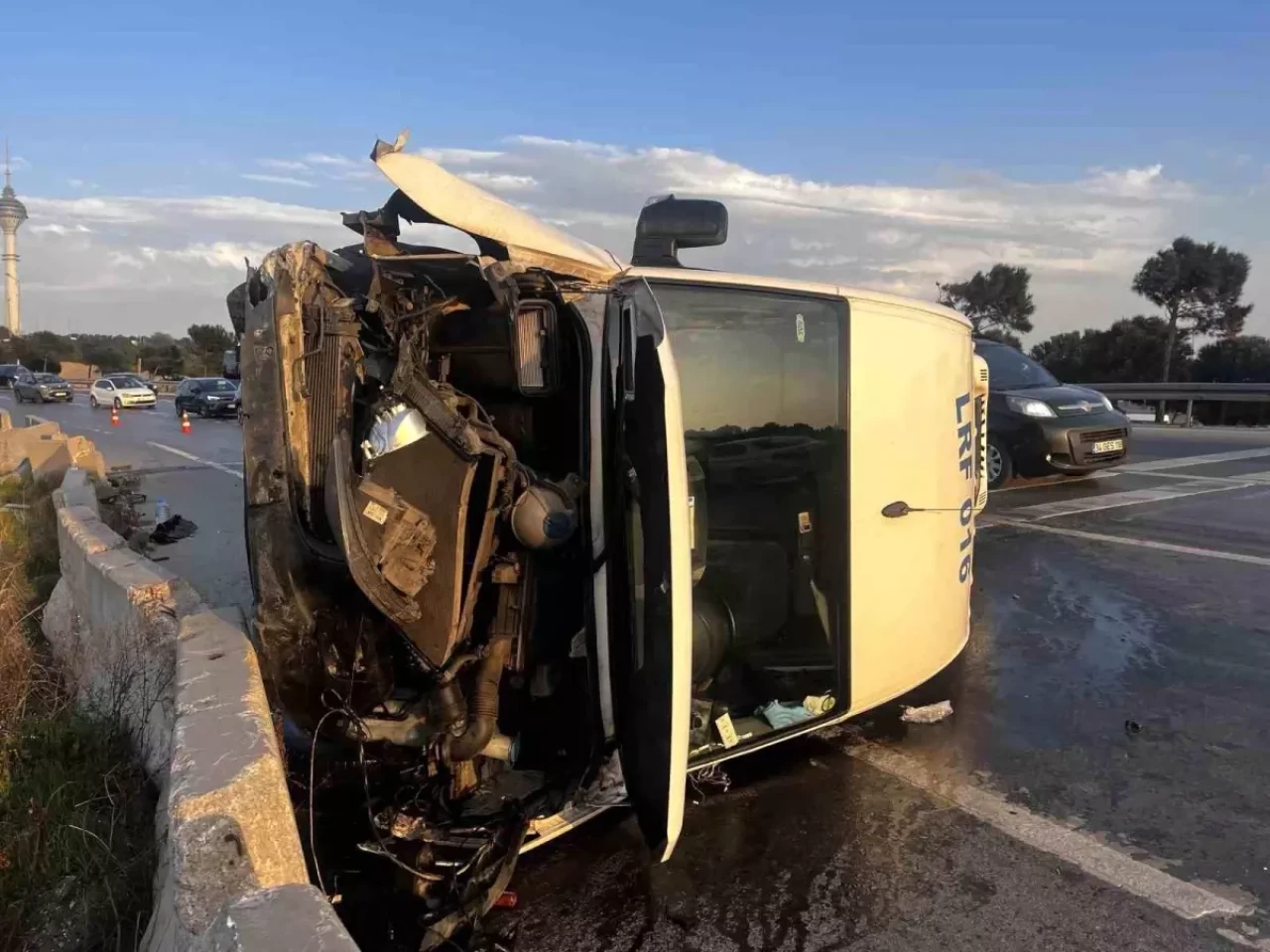 İstanbul Büyükçekmece'de Servis Minibüsü Devrildi!