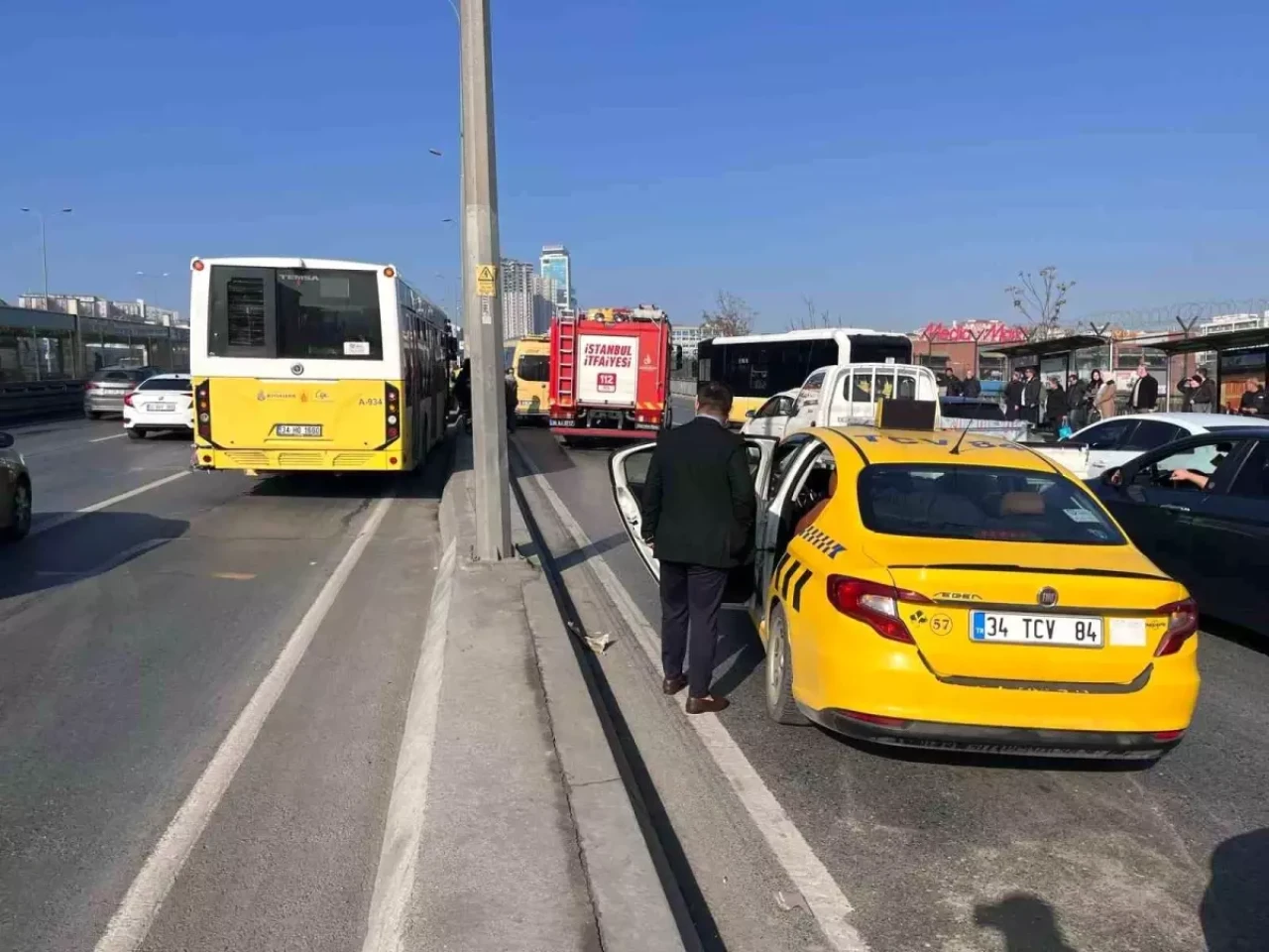 E5'te İETT Otobüsü Felaket Bir Kaza Yaptı: Bir Yaralı Var!