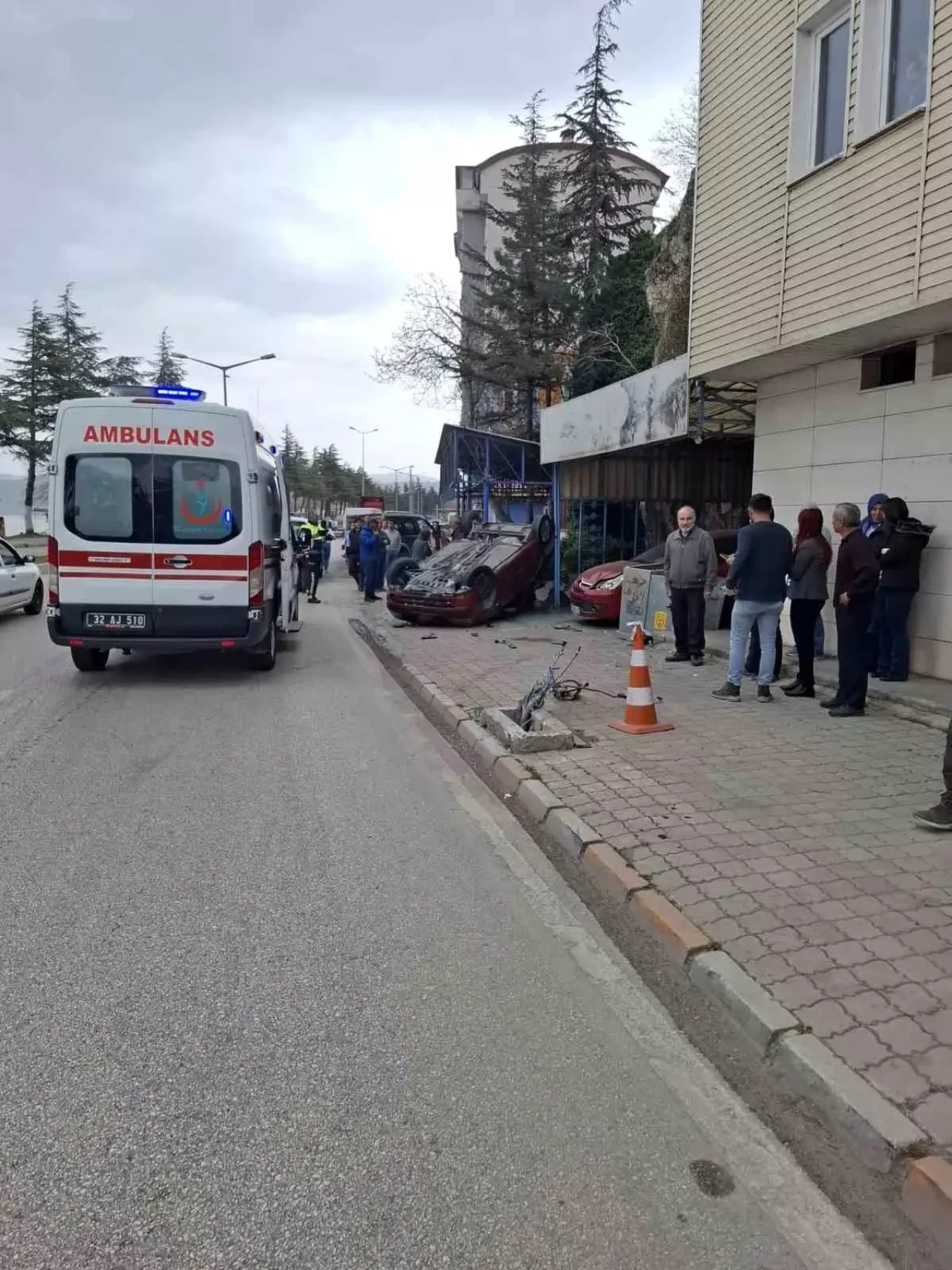 Eğirdir'de Meydana Gelen Trafik Kazasında Araç Takla Attı, Yaralılar Var