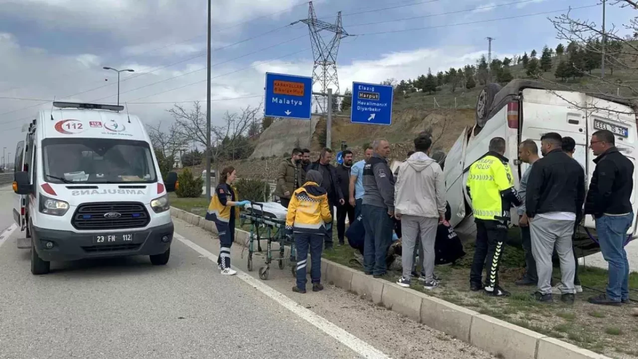 Elazığ'da Trafik Kazasında Bir Sürücü Yaralandı, Kazaya Ekipler Sevk Edildi