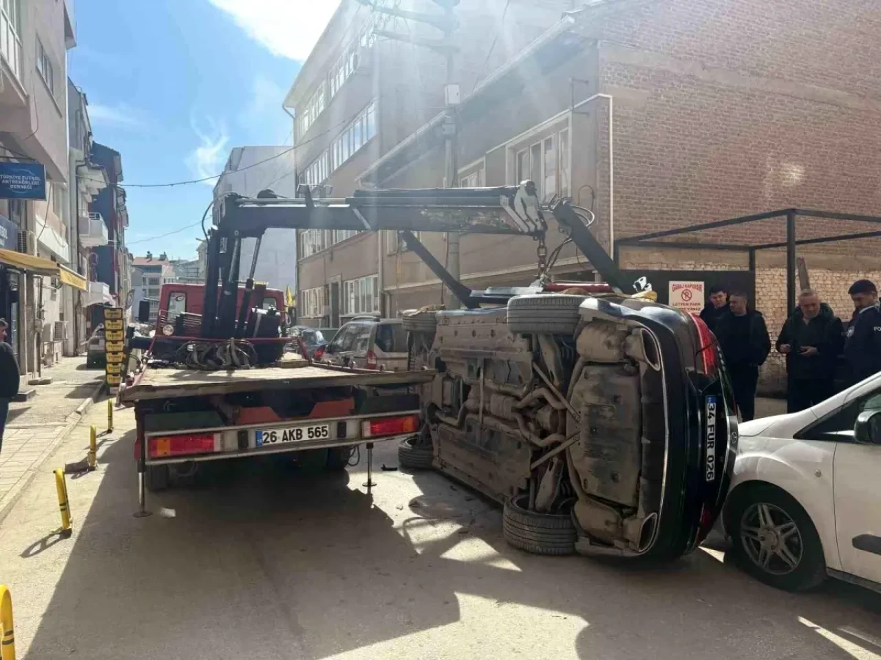 Eskişehir'de Lüks Araç Çekiciyele Düşerek Hasar Gördü!