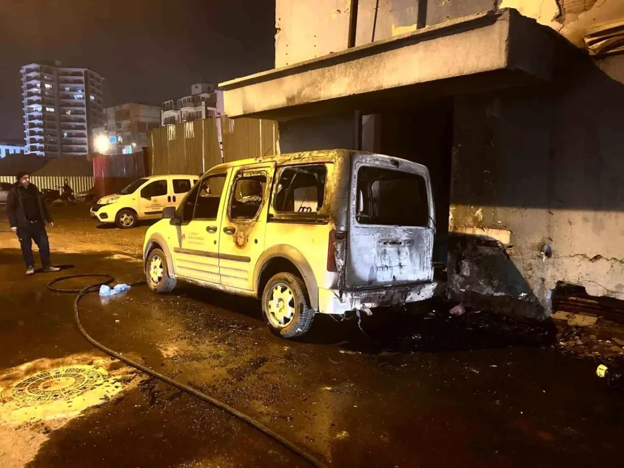 Hatay'da Bodrum Katında Yangın: Park Halindeki Araç Hasar Gördü