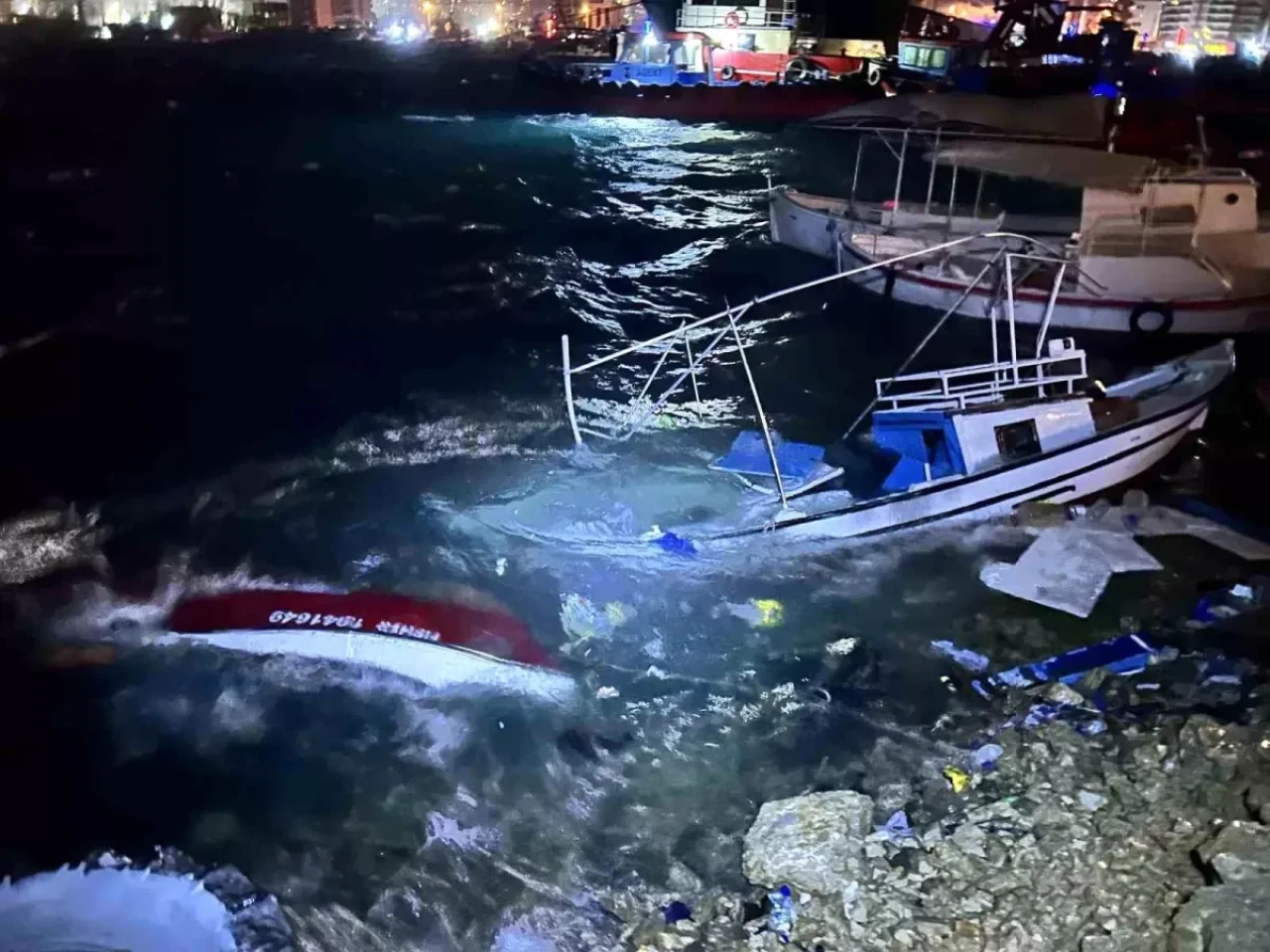 Hatay'da Fırtına, 3 Tekneyi Batırdı