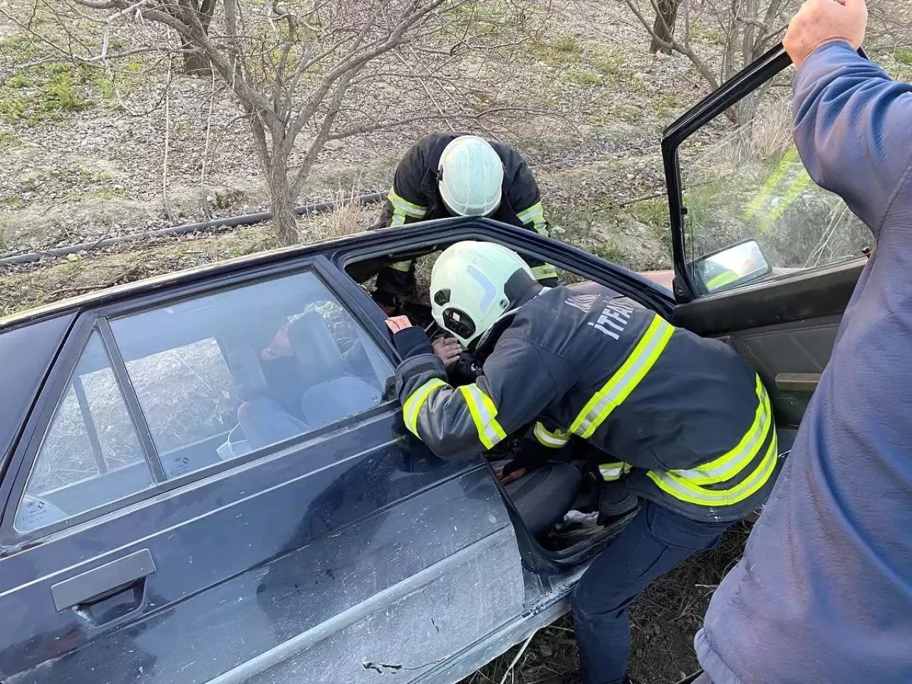 Hatay'da Otomobil Şarampole Devrildi: 2 Kişi Yaralandı!