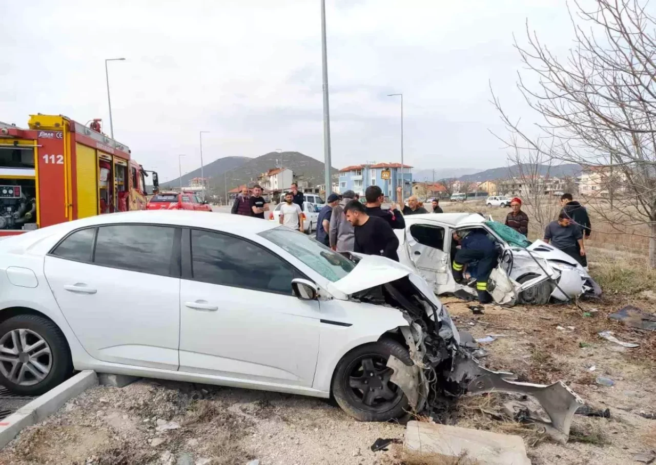 Isparta'da Kaza: Ali Osman Pezer ve Ahmet Taha Özet Öldü, 3 Yaralı!