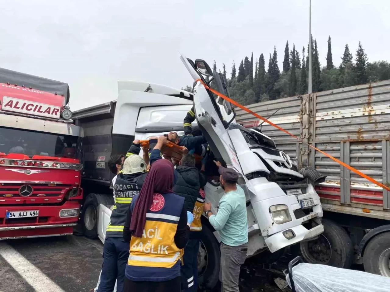 Kocaeli'de Meydana Gelen Zincirleme Kaza Sonucunda 1 Kişi Yaralandı!