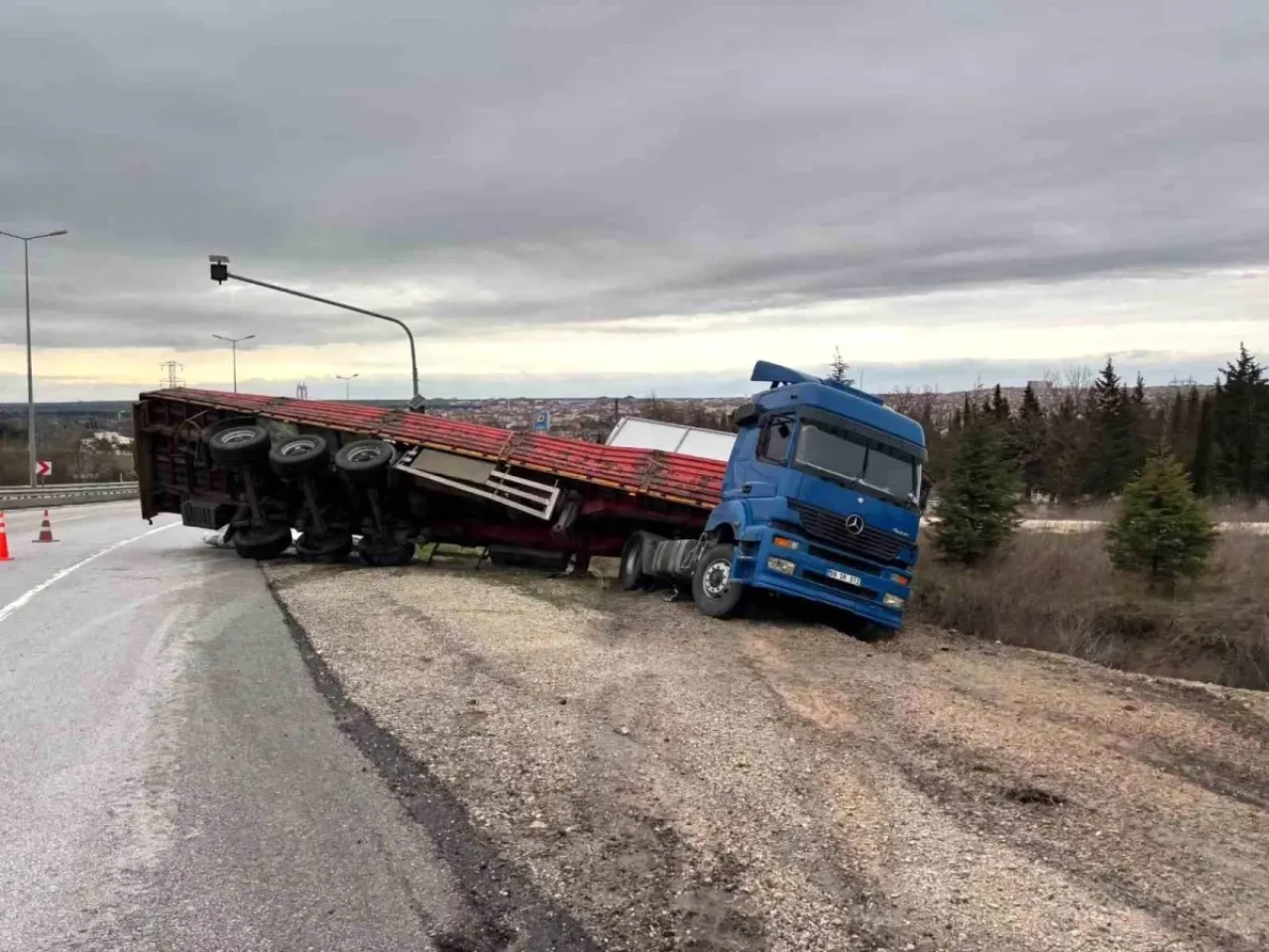 Kırıklareli Lüleburgaz'da Tır Felaket Şekilde Yan Yattı!