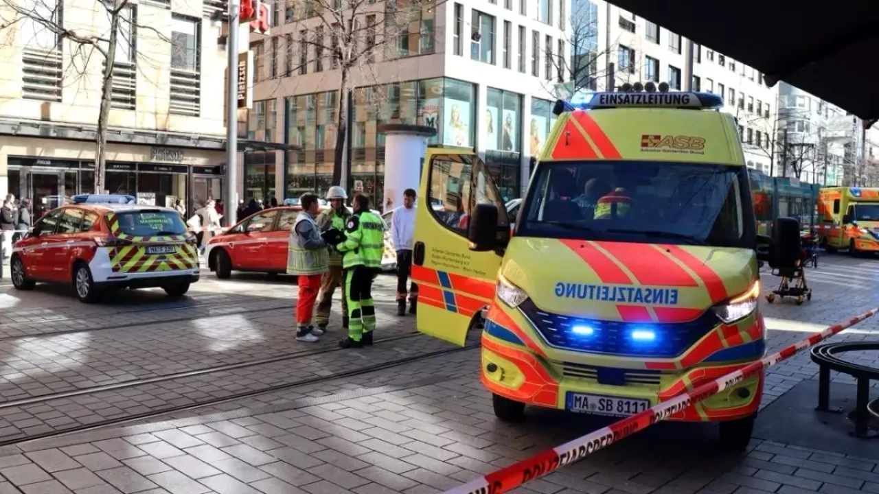 Mannheim'de Araç Kalabalığa Daldı: 2 Ölü, 25 Yaralı!