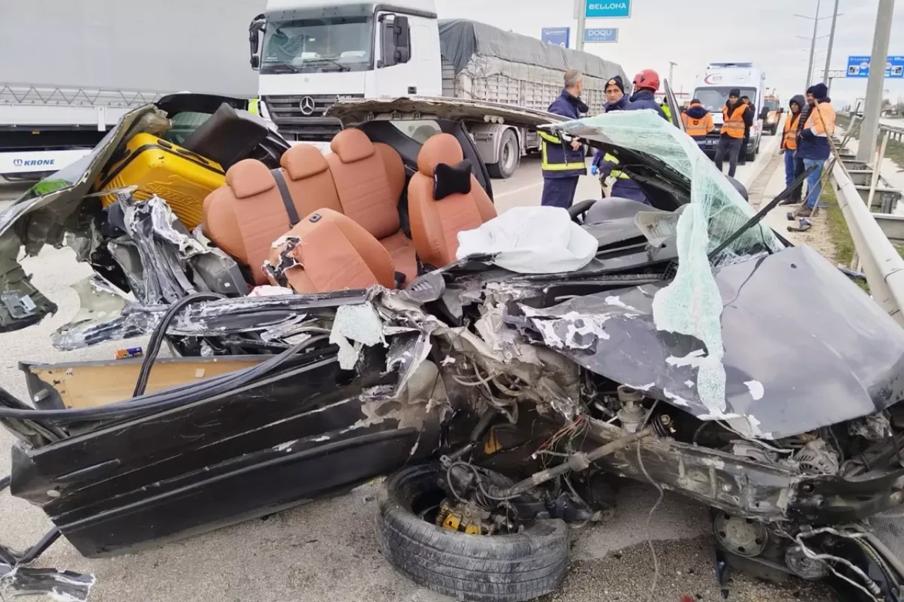 Amasya'da Feci Kaza: Önce tıra sonra bariyerlere çarptı!