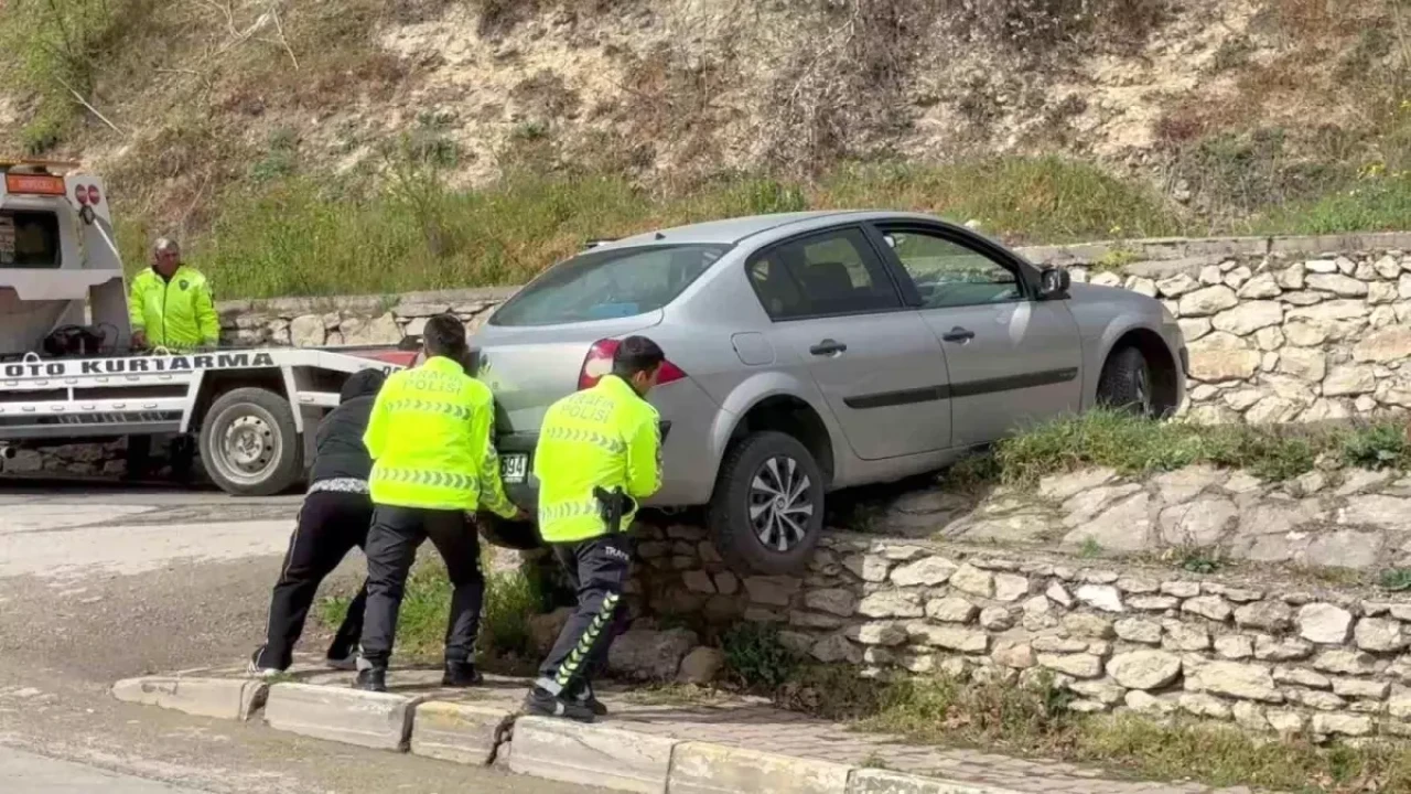 Safranbolu'da Otomobil Duvarda Korkunç Şekilde Asılı Kaldı!
