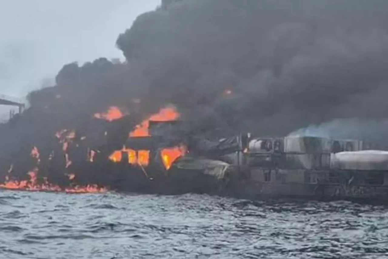 Petrol tankeri, yük gemisi ile çarpıştıktan sonra infilak etti!