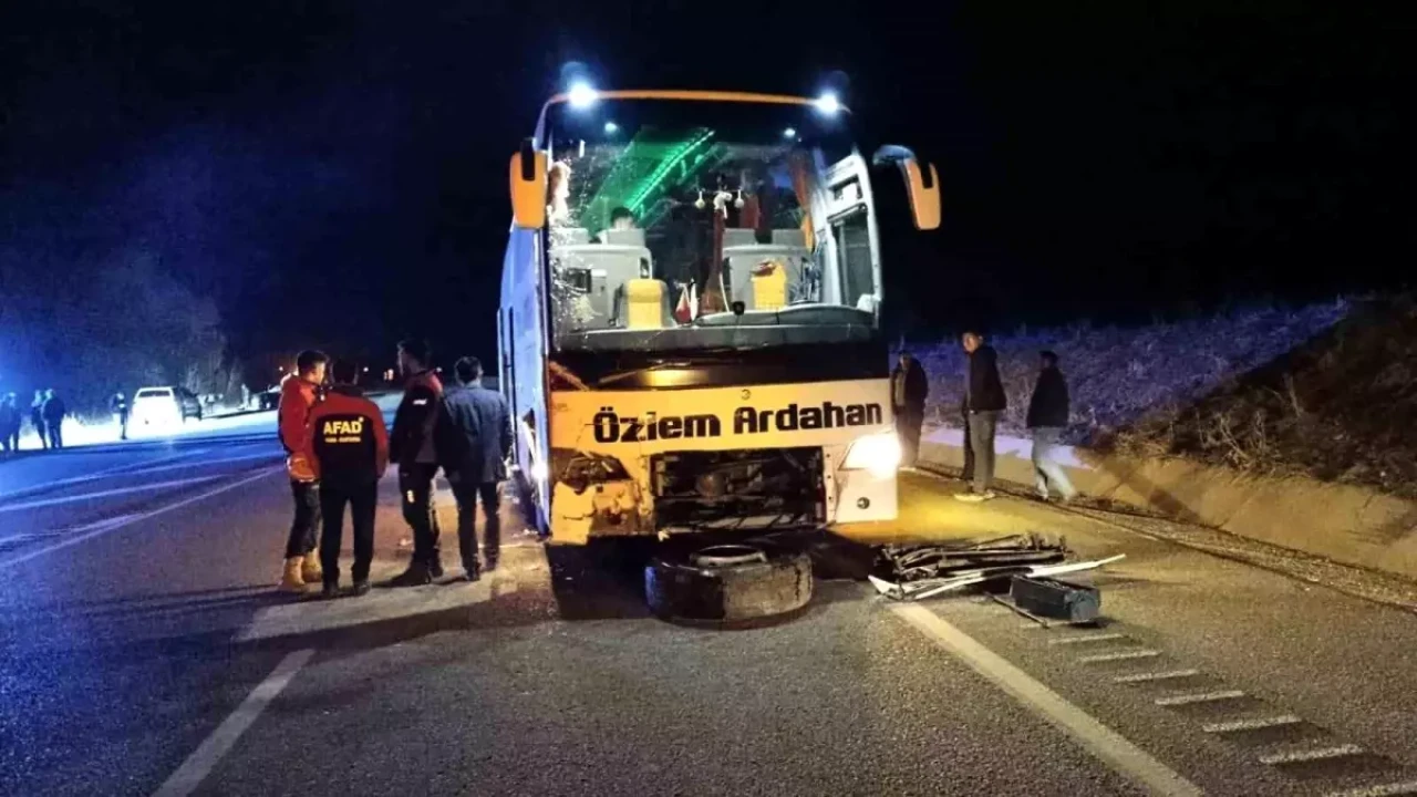 Sivas Suşehri'nde Felaket Kaza Otobüsle Otomobil Çarpıştı!