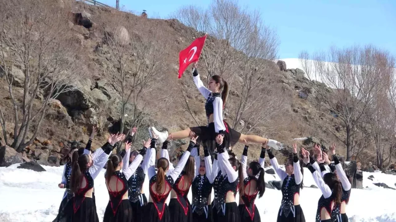 Türkiye Artisitik Buz Pateni Milli Takımı'ndan 8 Mart Dünya Kadınlar Günü Gösterisi