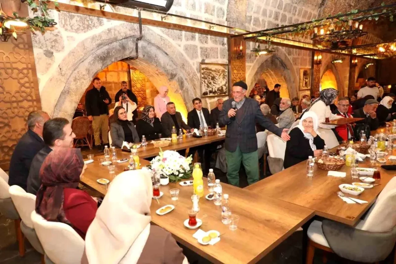Vali Karakaya, 40 yıldır birlikte olan çiftlerle iftar sofrasında buluştu