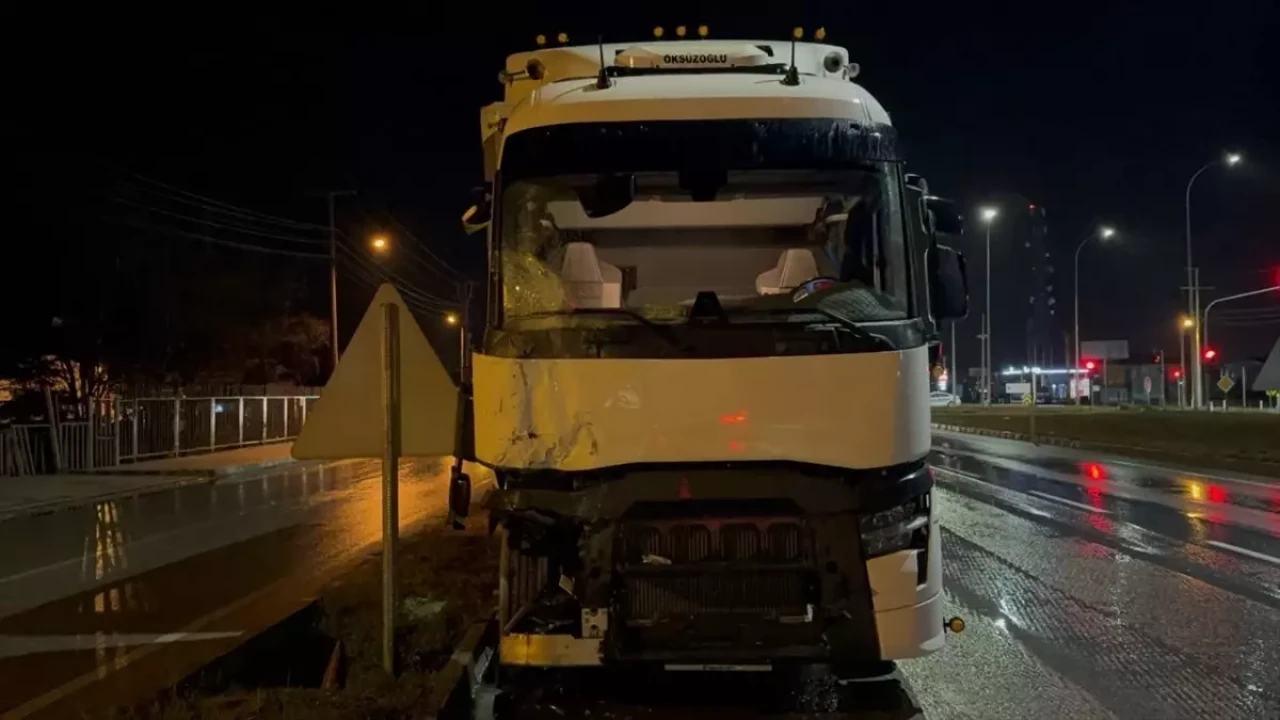 Bolvadin'de Tır-Kamyon Çarpışması: 2 Kişi Yaralandı!