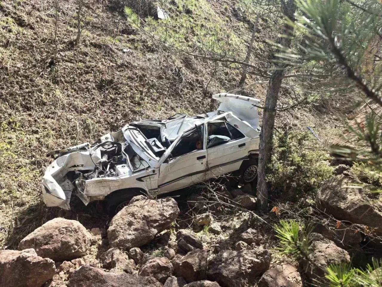 Kütahya'nın Hisarcık ilçesinde meydana gelen trafik kazasında bir otomobil şarampole devrildi.