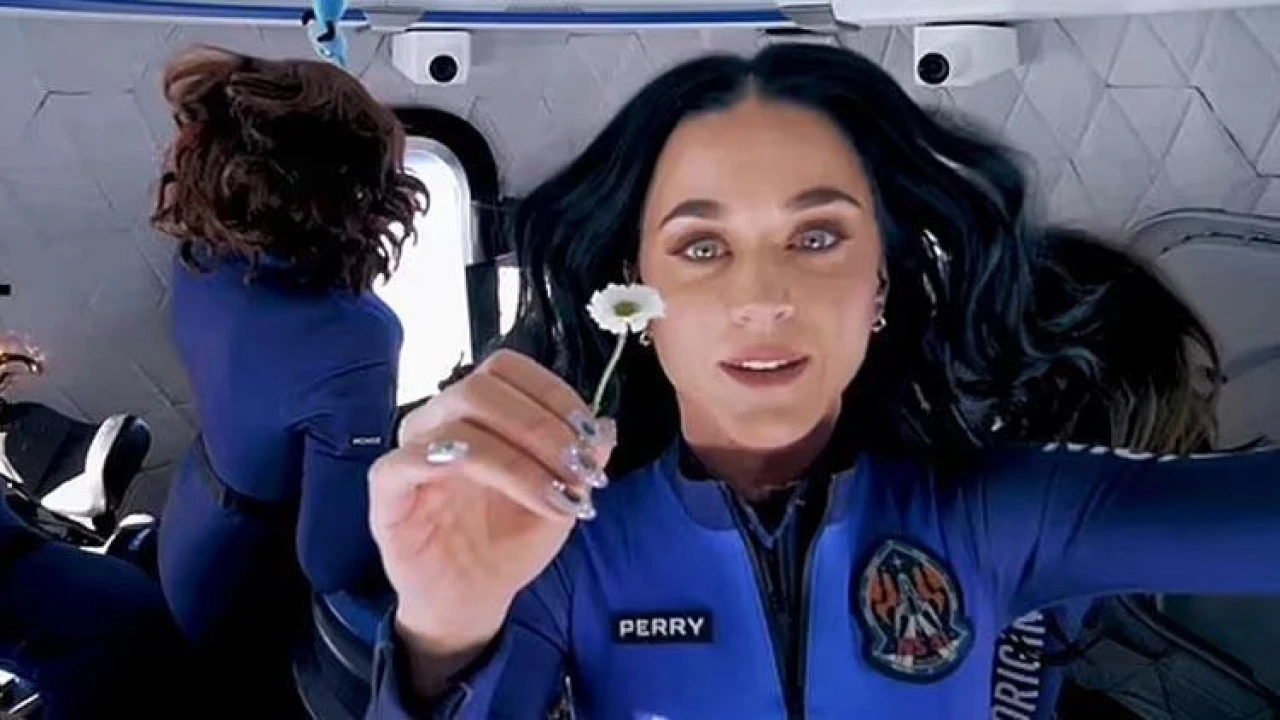 Katy Perry, Uzaydan Dönüşünde Toprağı Öpmek İstedi!