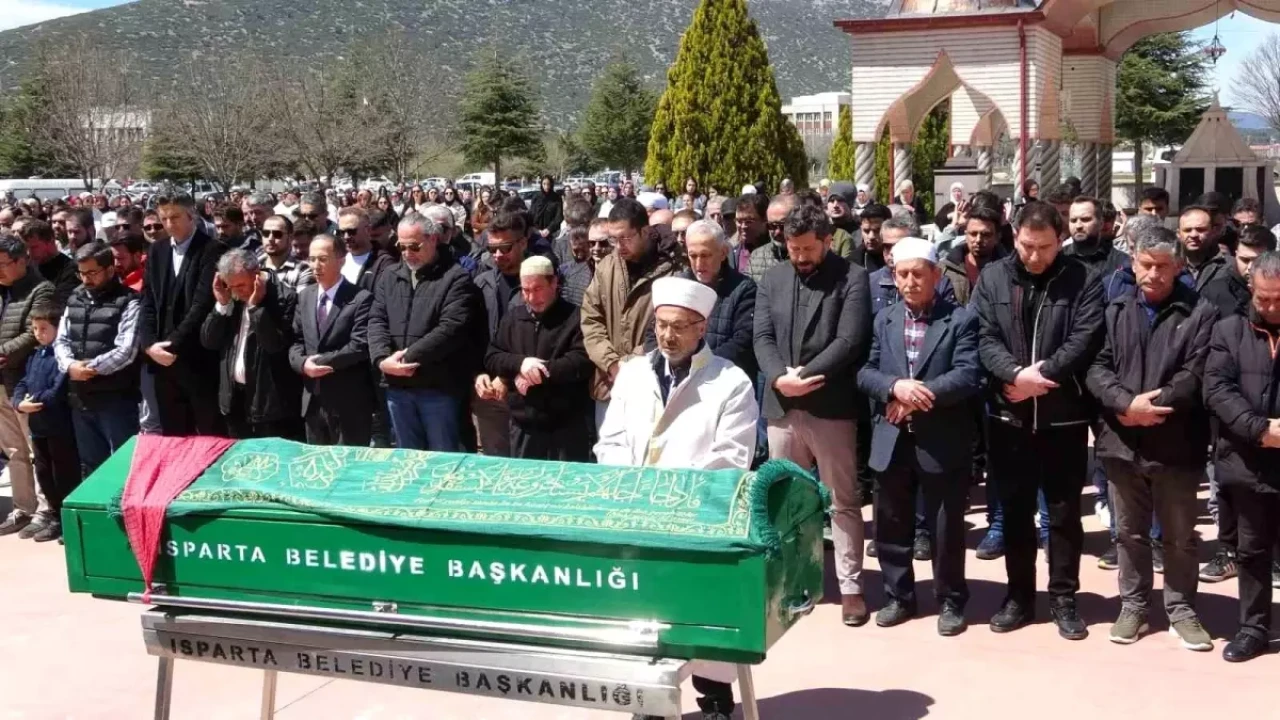 Isparta'da Trafik Kazasında Hayatını Kaybeden Elif Kaya'nın Cenazesi Toprağa Verildi